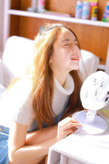 动漫美女脱了内裤让人摸